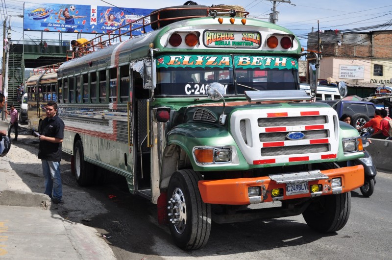 Klasický bus v Guatemale
