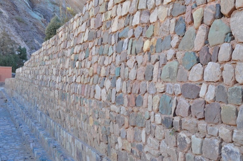 Barevná zeď - ze všech barev místních skal