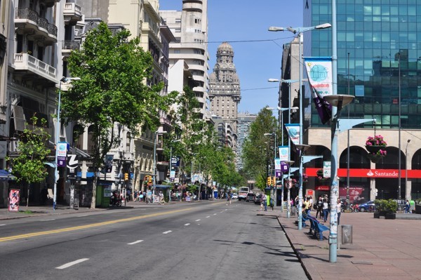 Montevideo a věž Palacia Salvo