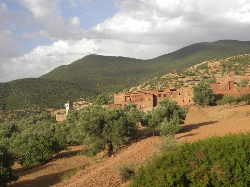 Přejezd do Ouarzazate, vesnička v horách